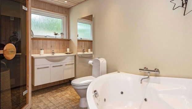 9 Person Holiday Home in Albaek - Foto 5, Baño