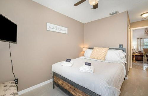 Elegant 4BR Pool Sanctuary - Ideal for Work or Play! - Foto 8