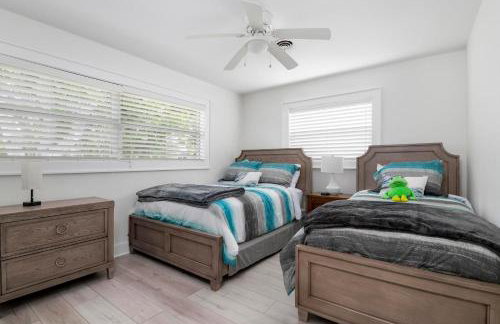 Coastal Vibes! Tropical heated pool home short drive to the beach - Foto 23