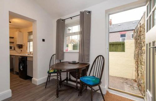 Peaceful Home from Home - Spacious 3 Bedroom House Accommodating 7 - Ideal for Families and Workers - Foto 13