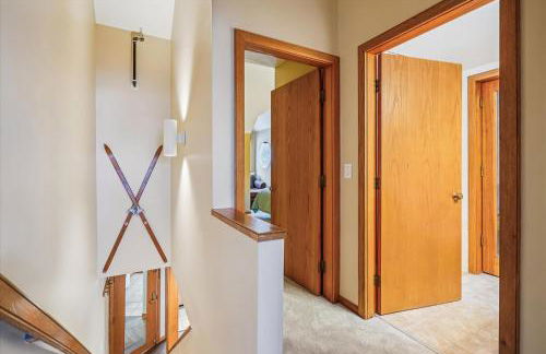 Highridge B14 Enjoy the view ski back trail shuttle service sports center - Photo 42