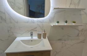 Beautiful beachfront apartment, 180d sea and cliff view - Foto 36