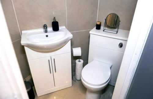 4 bedroom - Sleep 9 home in Cheadle Staffordshire - Alton towers Polar Express Dimmingsdale Peak District Trentham Gardens Water World - Foto 20