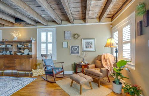 Walk to Beach Historical Fredericksburg Home - Foto 6