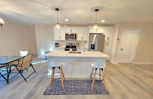 Lakefront Retreat • Private Yard + Fireplace - Foto 25