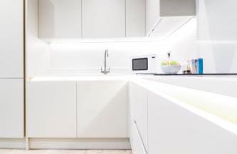 The Desborough Residence - Bright 1BR with Sofa Bed, Modern Lounge & Free Secure Underground Parking - Foto 16