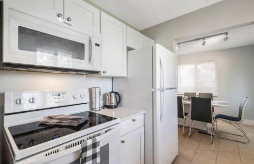 Roxanas 3bed 2bath Home with Modern Interior and BBQ Backyard - Photo 21