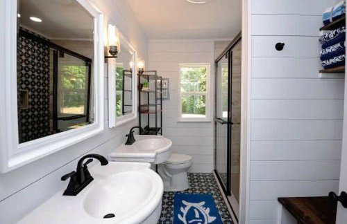 Little Blue Cottage: a wooded getaway near beaches and towns - Foto 5