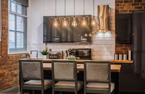 Industrial 2BR Apt, Liverpool City Centre Sleeps 8 - Foto 3