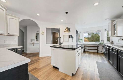 Black Hills Getaway with Hot Tub & Game Room for 18 - Foto 14