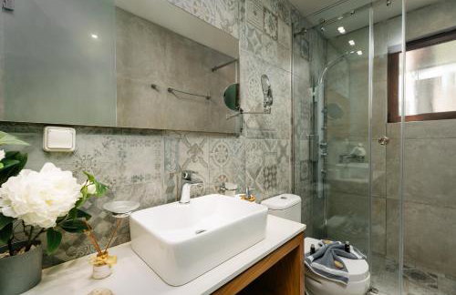 Eumelia Iconic Villa, with Heated Pool & Whirlpool, By ThinkVilla - Foto 28