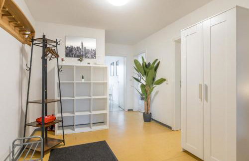 Einfach aber sehr komfortabel - Wohnung für 12 Personen - 2xWC - Gruppen, Messe, Monteure, Studenten - Voll ausgestattet - 6 Betten 140x200cm hochwertig, 3 Smart-TV 55 Zoll Netflix, 1000 Mbit WLAN, voll ausgestattete Küche - Foto 6