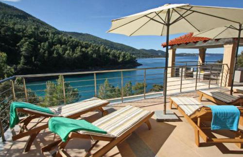 Beachfront Luxury Villa with Private Pool and Stunning Sea Views - Photo 44