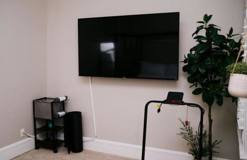 Top 1 Rated 4BR Lincoln Park House - King Bed - Photo 26