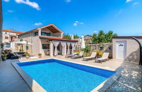 Gorgeous Home In Kresini With Wifi - Photo 1