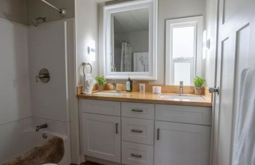 Cozy and Stylishly-Walk To The Beach - Sleeps 5 - Foto 21