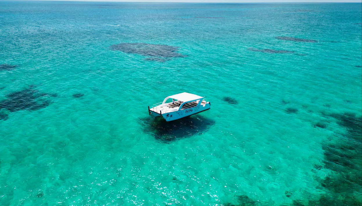 La embarcación navegando hacia Rose Island