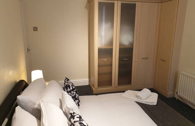 South Shield's Emerald 2 Bed Apartment - Photo 3