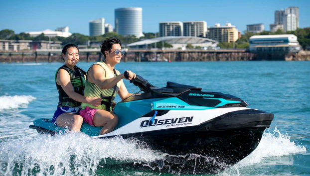 Una coppia in moto d'acqua a Darwin