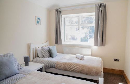 Spacious 6 bedroom House in Dudley with optional Nursery-Drive and Garage-Families and Contractors Welcome - Foto 14