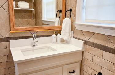 Newly Renovated 4B, 2.5 bath Lakefront home with South Grand Lake Views and dock - Foto 37