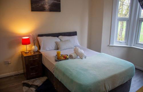 Royale Green View House- free parking, Wifi, Perfect for Contractors and Holiday - Photo 30