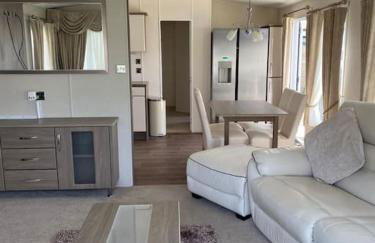 2 Bed, 2 Bath Lodge Style Caravan with Hot Tub & Private Garden at Patrington Haven Leisure Park - Foto 12