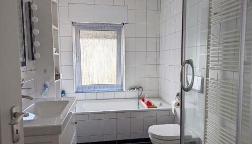 Charmantes kleines Gästehaus PIA, zentral in Bedburg - Photo 4, towels, Shower