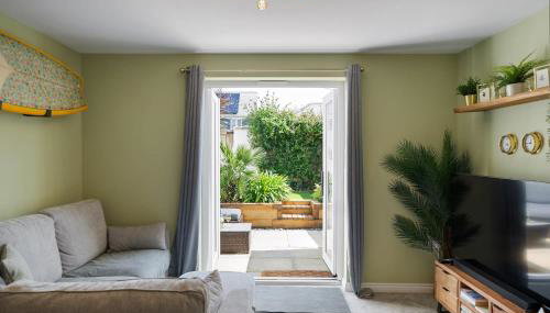 Stylish Home with Private Parking & Garden - Foto 2