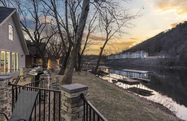 Foggy River Retreat For 16! - Photo 34