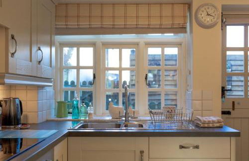 Jasmine Cottage - 2 Bedroom in Heart of Bourton! - Photo 110