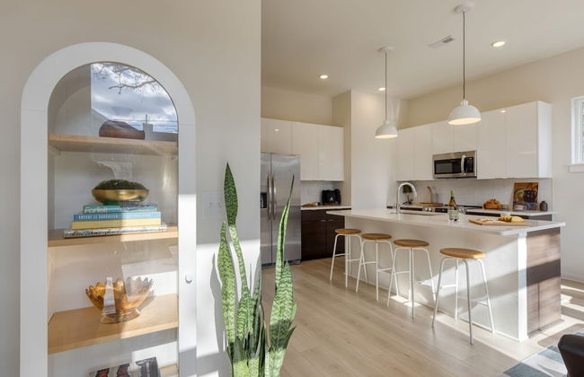 The Stage by Avantstay Chic 4bdr w Covered Balcony Modern Newly Built - Photo 6