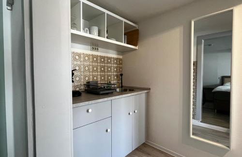 janu-homes - 1 Zimmer Apartment - 2 Betten, Kirchblick vom Kirchplatz - Photo 7