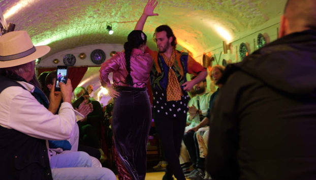 Disfrutando de un espectáculo flamenco en una cueva granaína