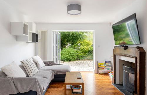 Stunning 5 Bed in the Centre of Bourton! - Photo 54