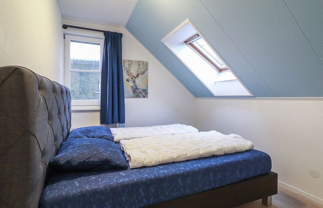 Spacious Villa in a Holiday Park in Makkum - Photo 3