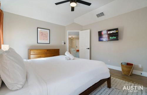 Family 3BR 2BA Home Near Charming Main Street w Cowboy Pool by Austin Vacay - Foto 27
