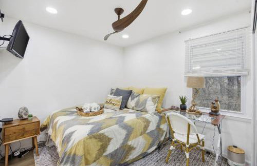 Stylish Hot Tub Retreat with Ping Pong home - Foto 45