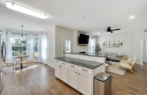 Tropical Pool Oasis - 5 BR Foosbal Cinema - Photo 11