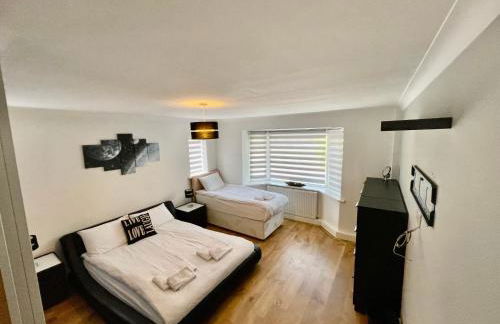 Luxury Pamper Home Hot Tub & Sauna Ladies Retreat - Photo 32