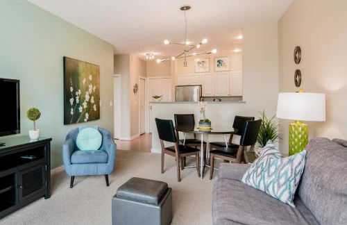 City Water View Oasis with Pool & Gym near Cruise in Heart of Seattle - Foto 12