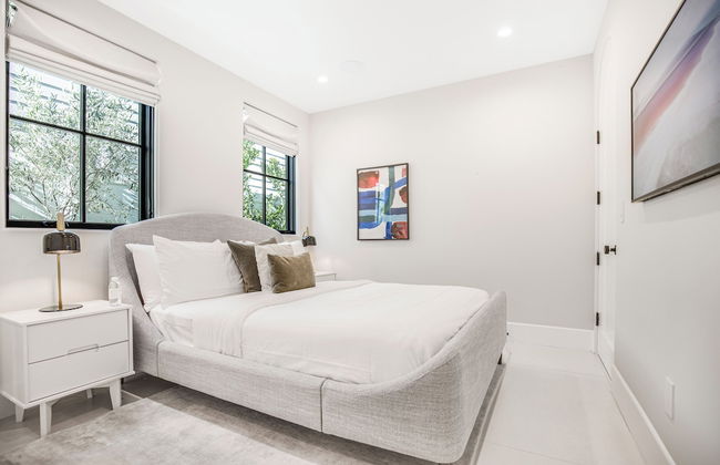 Villa Camellia - Charming 5 BR Home in the Heart of Studio City - Photo 3