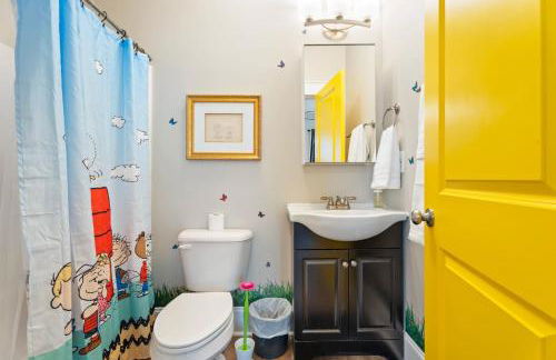 4BR Themed Stay Suite Near NC State Downtown Sleeps 10 - Foto 40