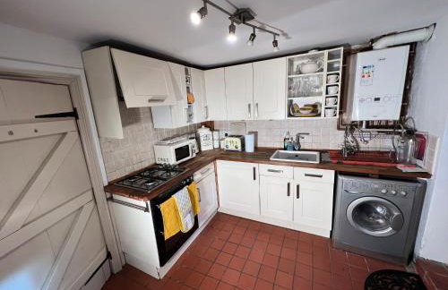 2 Bed Cottage - Sleeps 4 - Pets - Parking - Photo 3