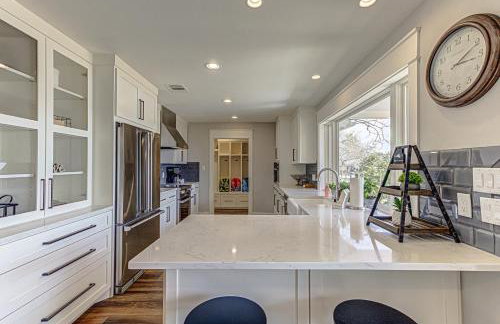 Lakefront Family Home for 12 w Picturesque Views & Patio - Foto 12