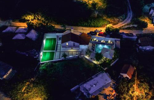 Mediterranean Oasis Seaside Villa with Pool - Foto 2