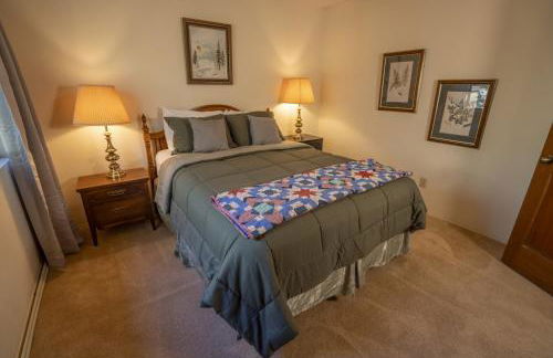 3BR Flagstaff Escape with Deck and Pine Views - Foto 10