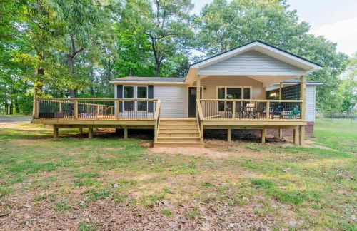 Cozy 3BR Country Retreat with Porch Games & Modern Comforts - Foto 28