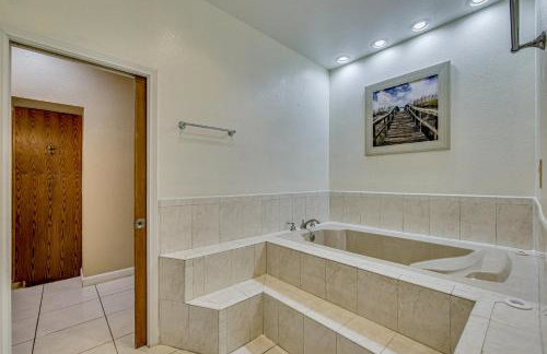 Pool and Game Room Waterfront Harlingen Home - Foto 25