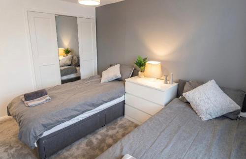 3 Bedroom House - Parking - Wifi - Fully Refurbished Throughout - New Kitchen & Bathroom - Foto 11